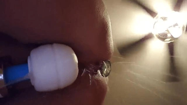 Porno amateur d'une femme fontaine et son vibromasseur